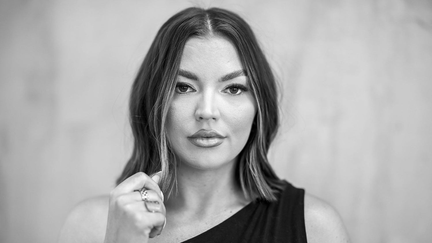 Affordable lash extensions for everday wear. Customizable lash styles. Wispy volume lashes. DIY Eyelash Extensions. Best At Home Lash Extensions. Best DIY Lash Clusters. Lashify alternative.