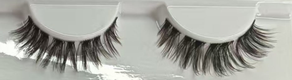 Close-up of Ivy League brown lash clusters in 8–10mm C curl. Soft hybrid cat-eye DIY lash extensions inspired by classic Ivy League school style.