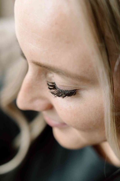 at home lash extensions | lash extensions at home | diy lash extensions at home |Aera brings you affordable beauty through our all in one DIY eyelash extensions that you can apply from the ease of your home.