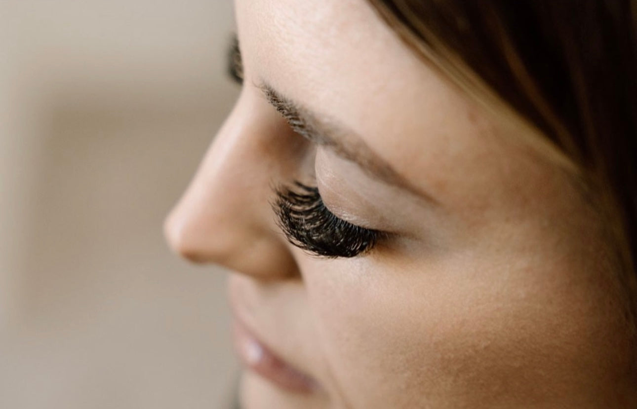 DIY lash clusters 10 day lash extensions Aera lashes