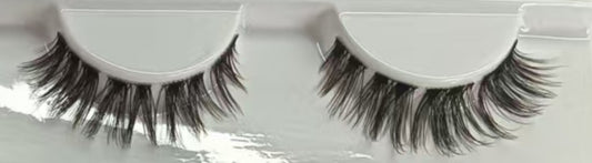 Close-up of Ivy League brown lash clusters in 8–10mm C curl. Soft hybrid cat-eye DIY lash extensions inspired by classic Ivy League school style.